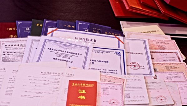 配资十大正规公司 上海唯一，张小勤荣获全国“事迹特别感人的百姓学习之星”